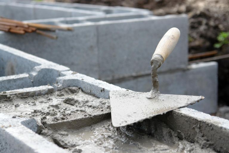 Maçonnerie pour la construction de murs et la création d'ouvertures