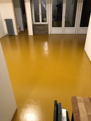 Peinture d'un sol avec finition lisse et durable