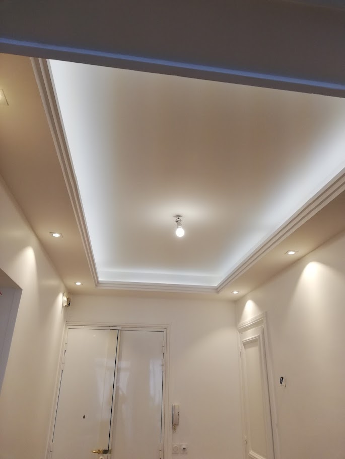 Cloisons modulaires en cours d'installation