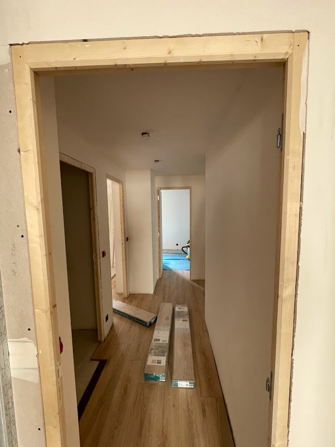 Application de peinture murale dans un intérieur moderne
