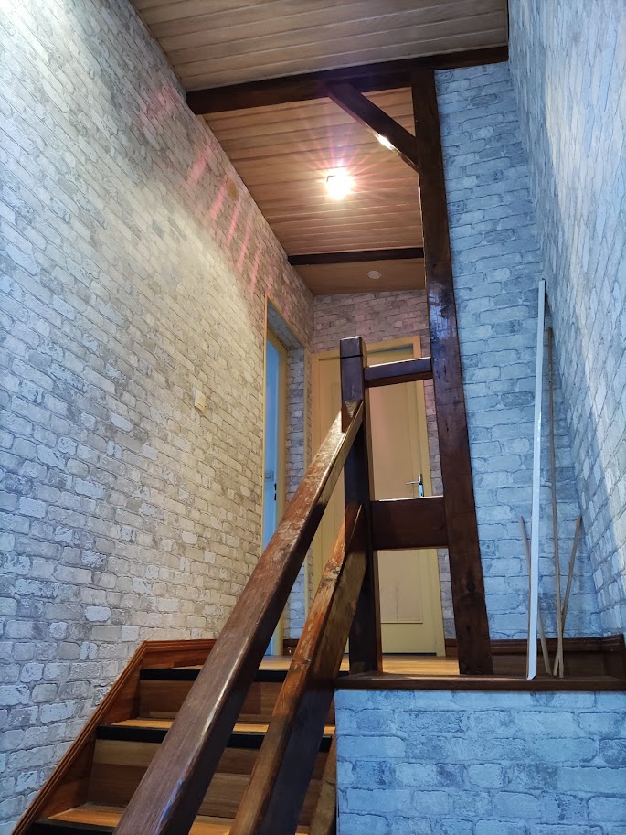 Pose de revêtements muraux et sols modernes dans un espace intérieur